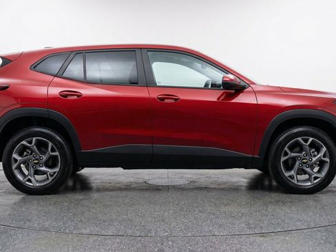 Used 2025 Chevrolet Trax LT FWD image 11