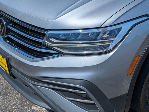 Used 2022 Volkswagen Tiguan SE AWD/4WD image 16