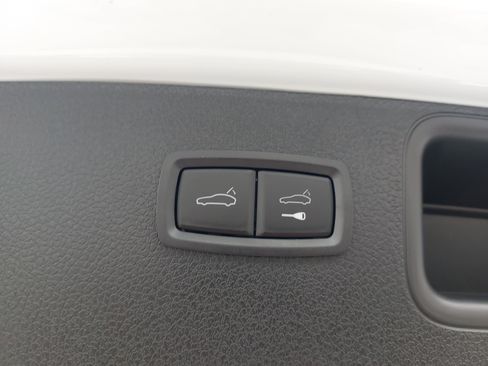 Certified 2025 Porsche Macan AWD/4WD image 15