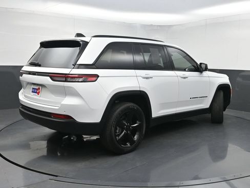 Used 2025 Jeep Grand Cherokee Altitude RWD image 25