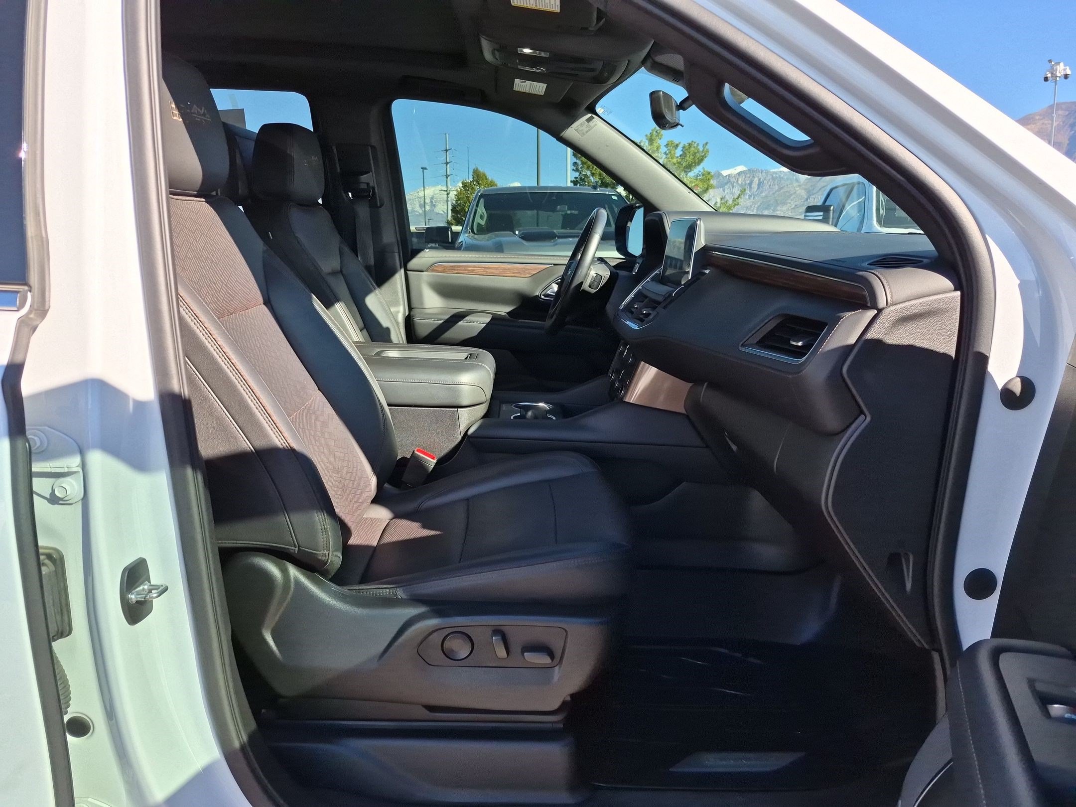 Used 2021 Chevrolet Tahoe High Country w/ Premium Package AWD/4WD image 31