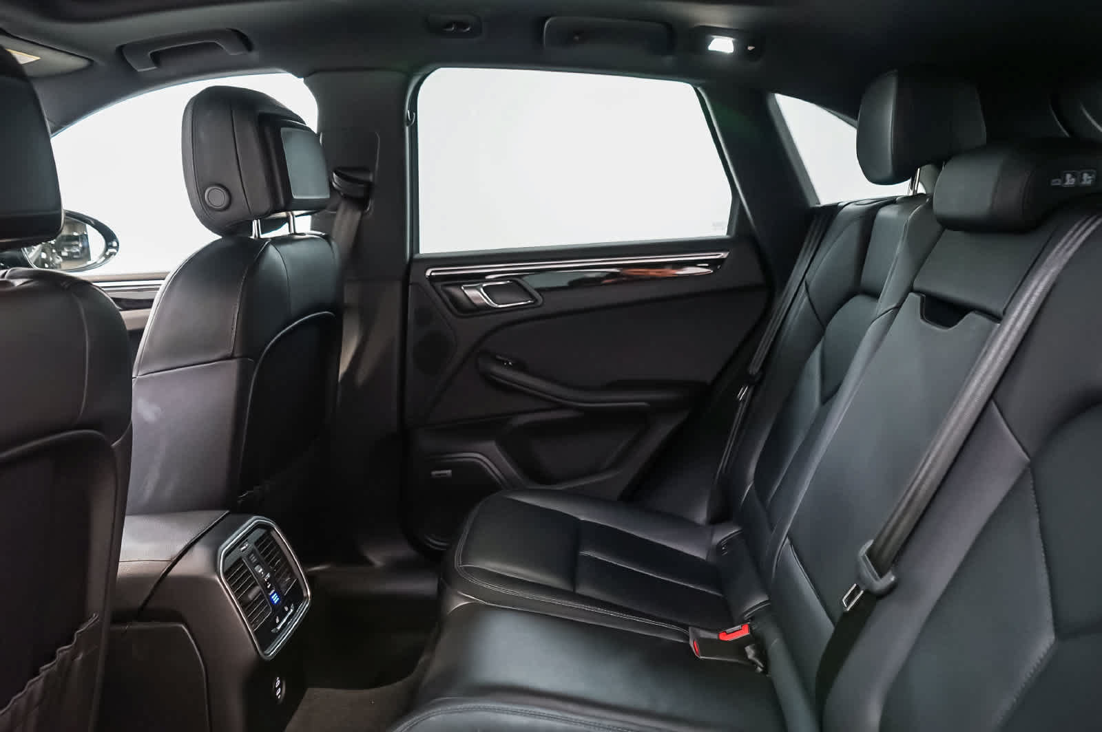 Certified 2024 Porsche Macan AWD/4WD image 24