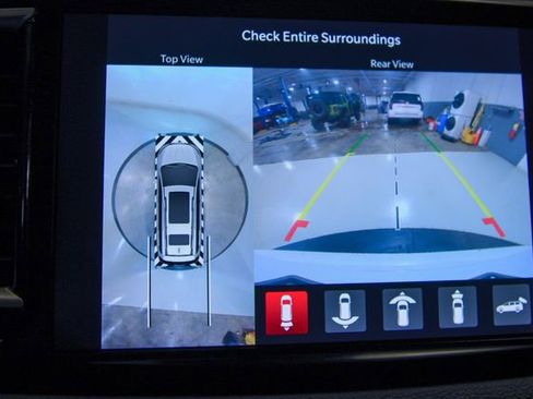 Used 2023 Chrysler Pacifica Touring-L AWD/4WD image 23