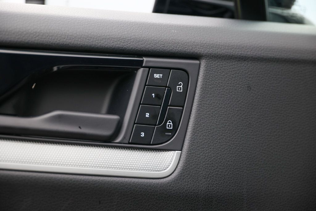 Certified 2024 Porsche Cayenne Coupe AWD/4WD image 28