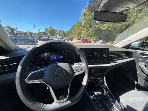 Used 2025 Volkswagen Jetta SE image 33