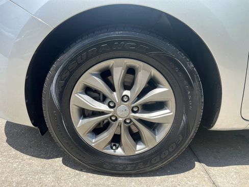 Used 2019 Kia Sedona LX FWD image 9