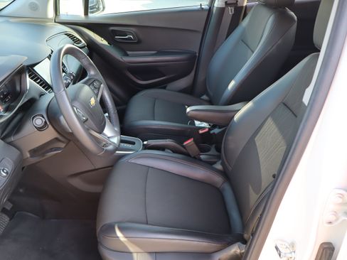 Used 2022 Chevrolet Trax LT w/ LT Convenience Package AWD/4WD image 16