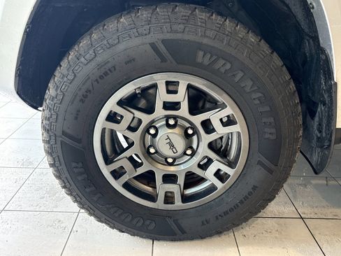 Used 2020 Toyota 4Runner Venture w/ Moonroof Package image 15