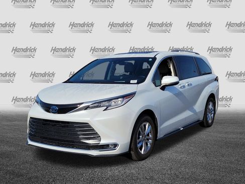 Used 2022 Toyota Sienna Limited FWD image 3