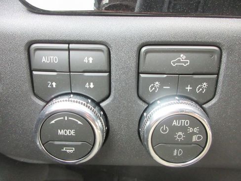 New 2026 GMC Sierra 2500 SLE w/ SLE Value Package; AWD/4WD image 16