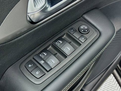 Certified 2025 Chrysler Pacifica Select image 26