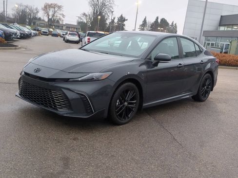 Used 2025 Toyota Camry SE image 4