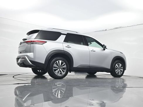 Used 2025 Nissan Pathfinder SL FWD image 23