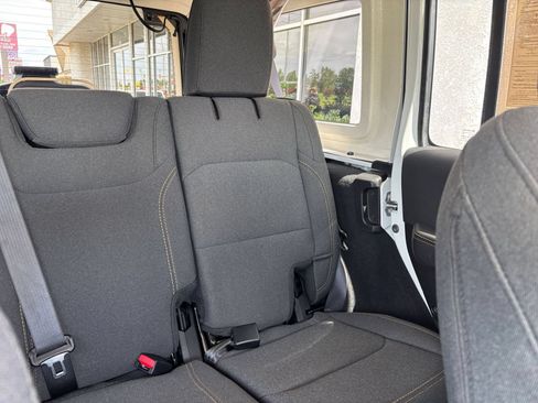 Used 2025 Jeep Wrangler Unlimited Sahara AWD/4WD image 37