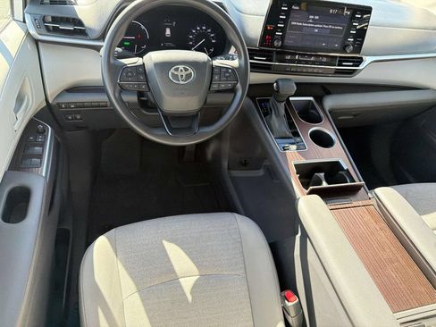 Certified 2023 Toyota Sienna LE FWD image 8