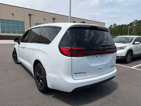 Used 2024 Chrysler Pacifica Limited FWD image 3
