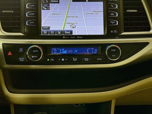 Used 2016 Toyota Highlander XLE image 19