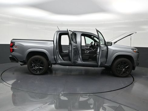 Used 2025 Chevrolet Colorado Z71 w/ Technology Package AWD/4WD image 33