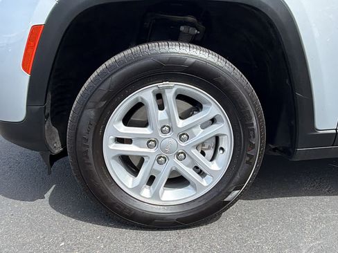 Used 2023 Jeep Grand Cherokee Laredo RWD image 9