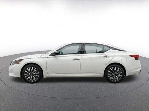 Used 2025 Nissan Altima 2.5 SV FWD image 4