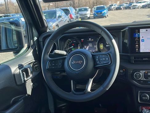 Certified 2025 Jeep Wrangler Rubicon image 28