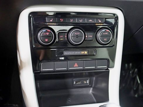 Used 2019 Volkswagen Beetle 2.0T SE FWD image 21
