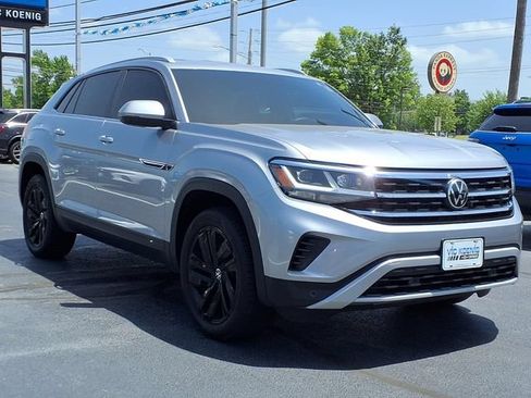 Used 2022 Volkswagen Atlas Cross Sport SE AWD/4WD image 2