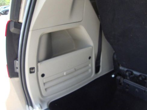 Used 2015 Chrysler Town & Country Touring w/ Driver Convenience Group image 16