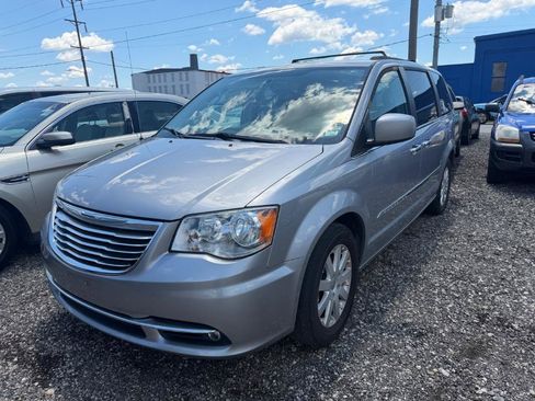 Used 2016 Chrysler Town & Country Touring w/ Driver Convenience Group FWD image 3
