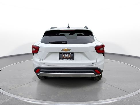 Used 2025 Chevrolet Trax LT FWD image 7