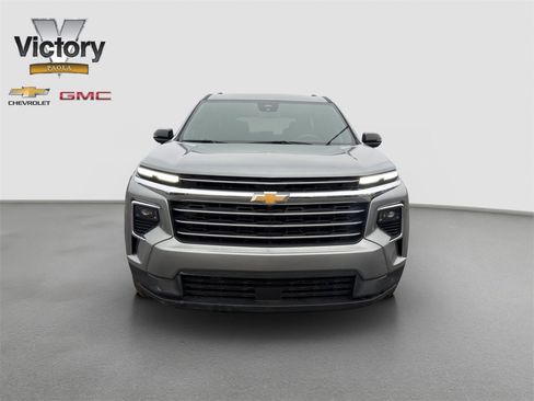 Used 2025 Chevrolet Traverse LT image 2