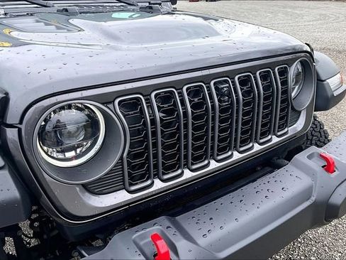 Used 2025 Jeep Wrangler Unlimited Rubicon w/ XTREMEE 35" Tire Package image 30