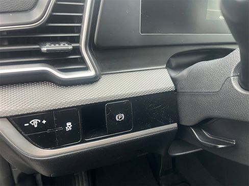 Used 2024 Kia Sportage LX image 10