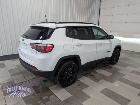 Used 2025 Jeep Compass Latitude w/ Altitude Special Edition AWD/4WD image 4
