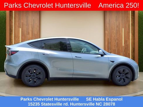 Used 2024 Tesla Model Y Long Range AWD/4WD image 35