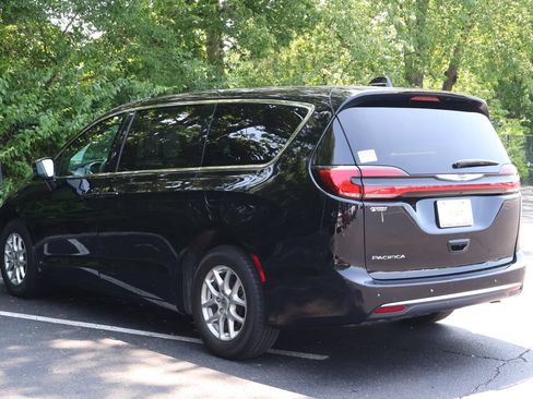 Used 2025 Chrysler Pacifica Select FWD image 5