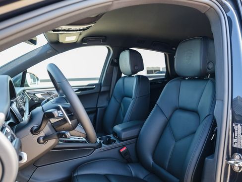 Certified 2025 Porsche Macan image 5