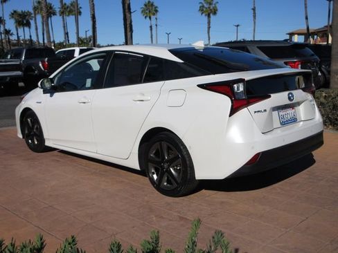 Used 2019 Toyota Prius XLE image 2