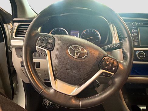 Used 2018 Toyota Highlander Limited Platinum AWD/4WD image 17