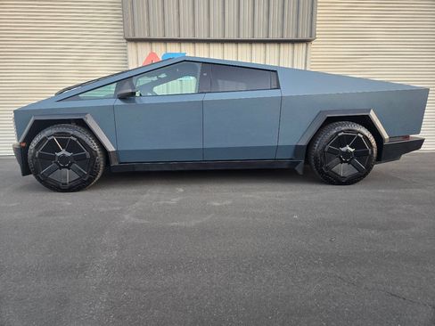 Used 2024 Tesla Cybertruck AWD Crew Cab image 4