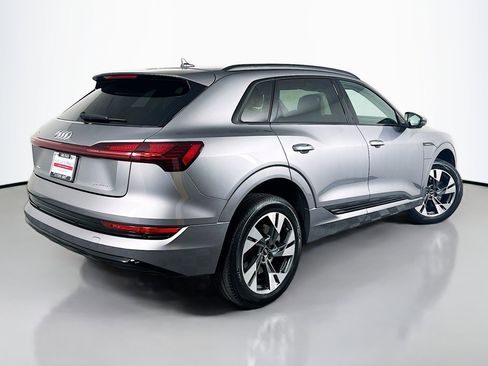 Used 2022 Audi e-tron Premium w/ Convenience Plus Package image 14