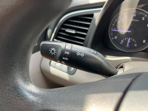 Used 2018 Hyundai Elantra SEL FWD image 31