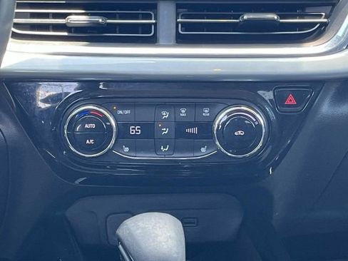 Used 2024 Chevrolet Trax LT w/ Sunroof Package FWD image 16