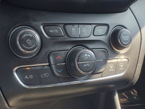 Used 2020 Jeep Cherokee Trailhawk w/ Cold Weather Group AWD/4WD image 20