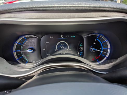 Used 2024 Chrysler Pacifica Limited FWD image 28