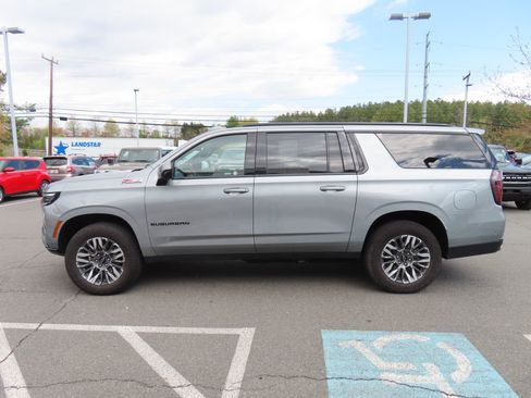 Used 2025 Chevrolet Suburban Z71 image 8