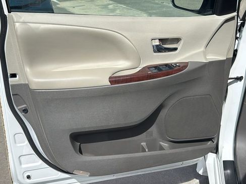 Used 2014 Toyota Sienna XLE image 10