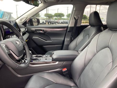 New 2026 Toyota Highlander Limited AWD/4WD image 10