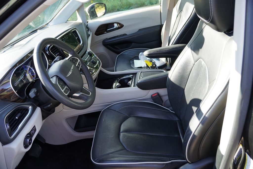 Used 2023 Chrysler Pacifica Limited FWD image 4