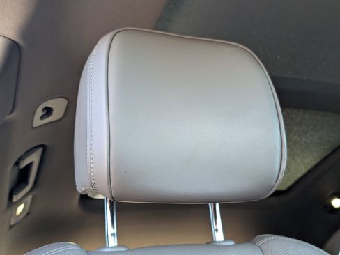 Certified 2024 Porsche Macan image 17